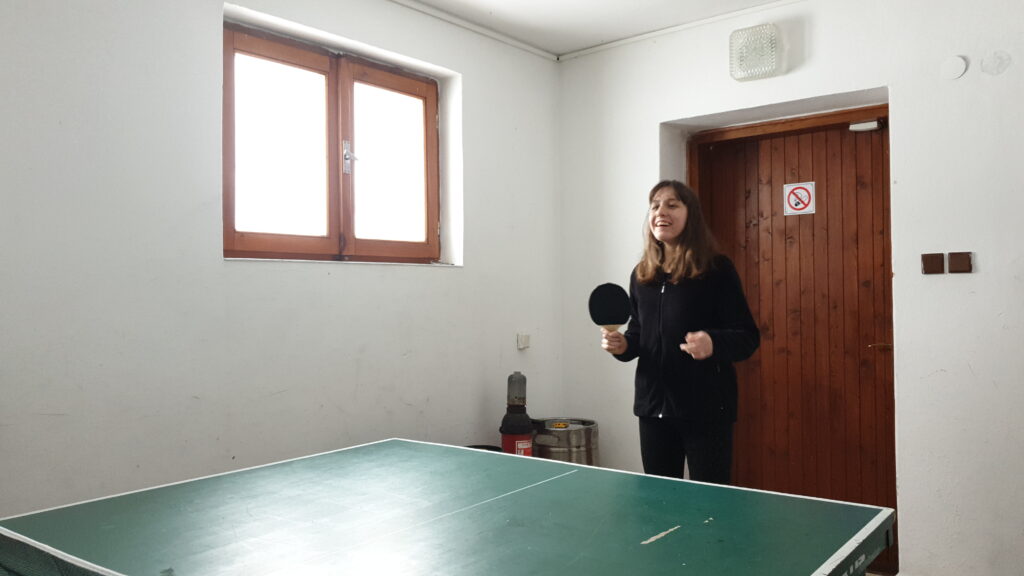 Nadšená Ami při pingpongovém turnaji